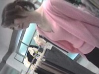 麗しい美人店員さん、パンチラ警戒するも胸元が隙だらけで勃起乳首見えまくりｗｗ【PEEPING WIKI】